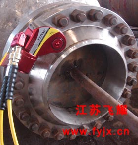 驅(qū)動(dòng)式液壓扭矩扳手螺栓緊固現(xiàn)場圖