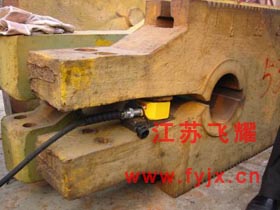 油田大型銷軸的拆卸現(xiàn)場圖